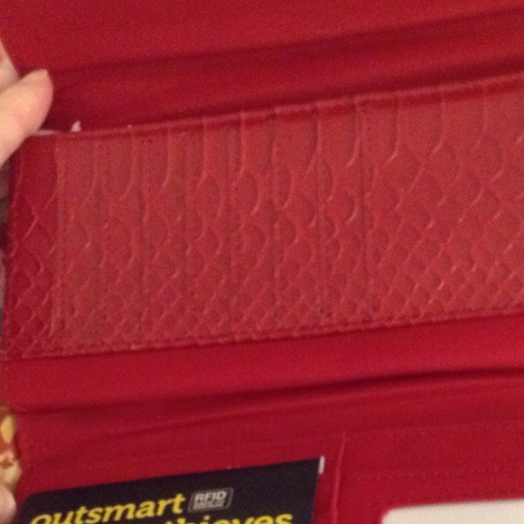 Travelsmith RFID Protected Wallet With Tags Never Used With a Few Nicks - Picture 8 of 9